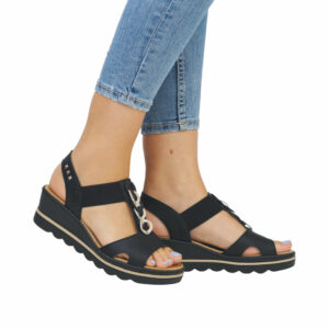 Rieker sandal til dame i sort med flotte detaljer og en hæl på 5 cm
