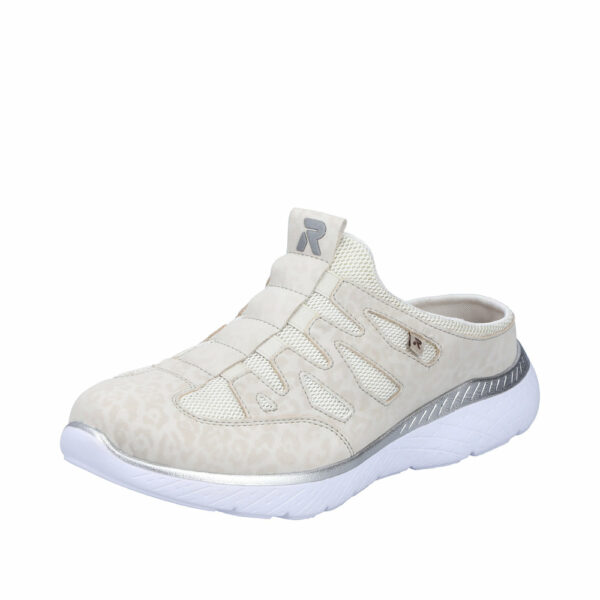 Rieker slippers til dame i beige med lukket tå og memosoft sål samt ekstra bredde G