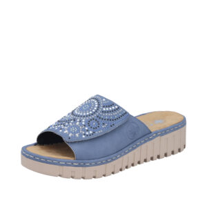 Rieker sandal til dame i blå med stødabsorbering og kilehæl på 4 cm.