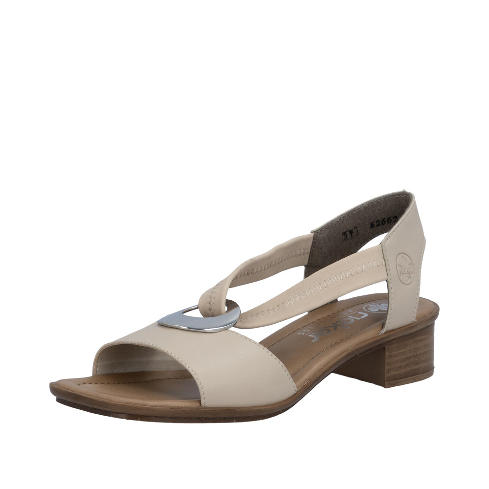 Rieker sandal til dame i beige med skindoverdel og elastik samt blokhæl på 4 cm og sølv spænde foran