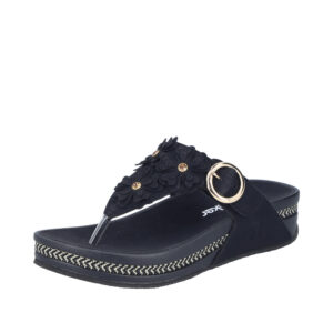 Rieker sandal til dame i sort med tå-rem og stødabsorberende sål og flot mønster pynt