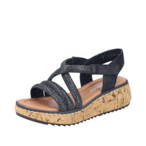 Rieker sandal til dame i sort med nitter og kilehæl på 5 cm samt justerbar velcrorem og stødabsorberende sål